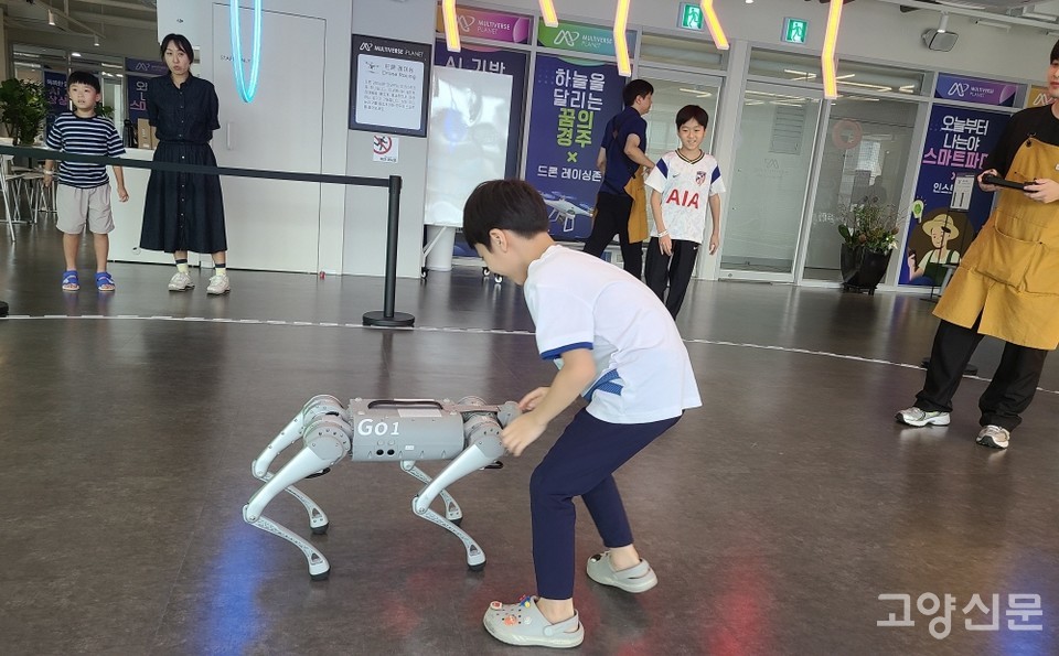 멀티버스 플래닛의 마스코트 로봇강아지. 부르는 소리에 반응하고 춤을 추는 로봇강아지는 아이들에게 인기다. 