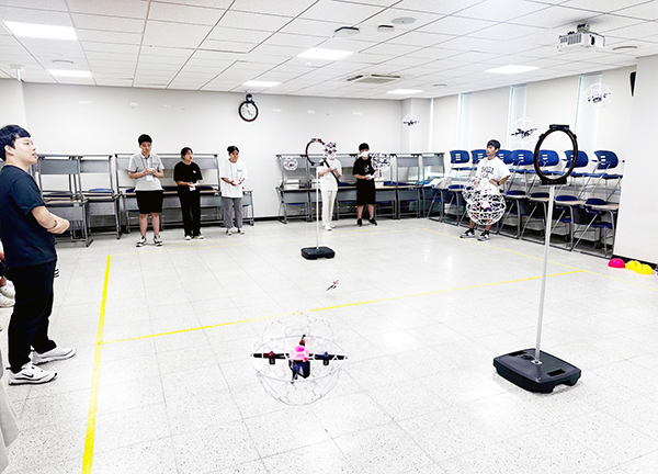 한국항공대가 지난 5월 처음 개최한 ‘AI드론융합캠프‘에 참가한 고양특례시 학생들이 (사진 위부터) 드론 이론 수업과 드론 조종 수업을 받고 있다. [사진 = 항공대]