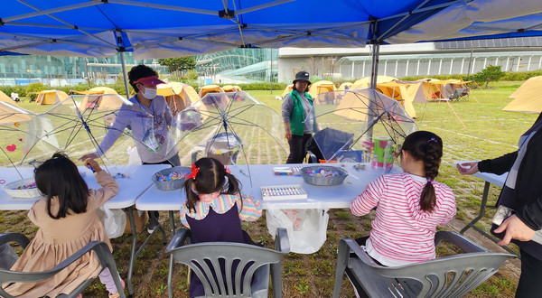 체험활동을 하는 참여 어린이들..(사진=고양시새마을회)