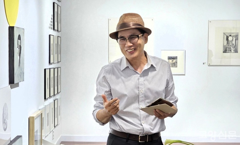 오프닝 행사에서 작가와 작품을 소개하는 김동연 갤러리 산수 대표. 
