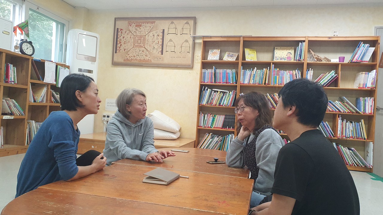고양자유학교 ‘학부모대표자회’ 구성원인 (왼쪽부터) 손미나, 박수진, 신수경, 오주철씨(가명) 등 학부모가 학교 현장 2층 공부방에서 대안교육에 대한 생각을 나누고 있다.