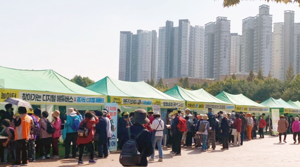 행사에 참여해 다양한 프로그램을 즐기는 선배시민들.