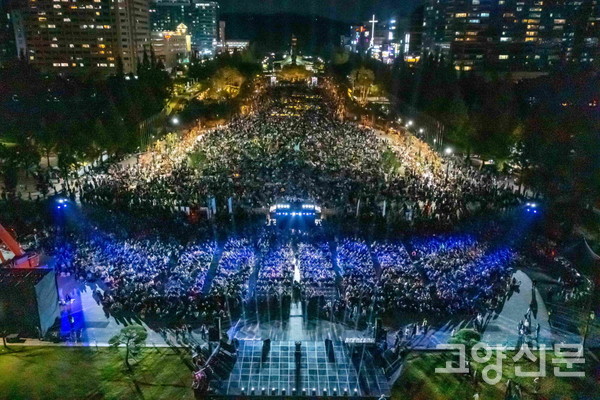 2023호수예술축제 개막공연을 찾은 관객들. 일산호수공원 한울광장은 물론 일산문화광장으로 넘어가는 대형육교까지 관람객들로 가득 채워진 장관이 연출됐다. [사진제공=고양문화재단]