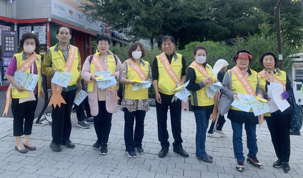 성사2동이 지역사회보장협의체 위원들과 관내 위기가구 발굴을 위한 복지사각지대 발굴 캠페인을 했다.