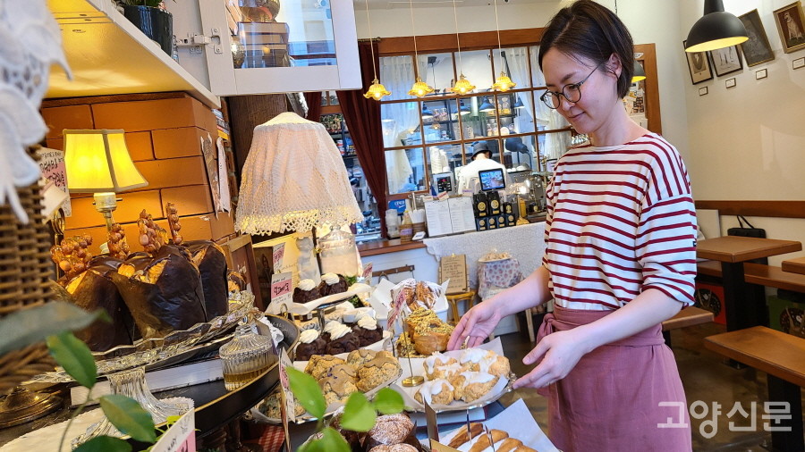 라 테라스드 파리를 이끄는 이윤진 실장. 매장 오픈 전 직접 구운 빵을 전시하고 있다.