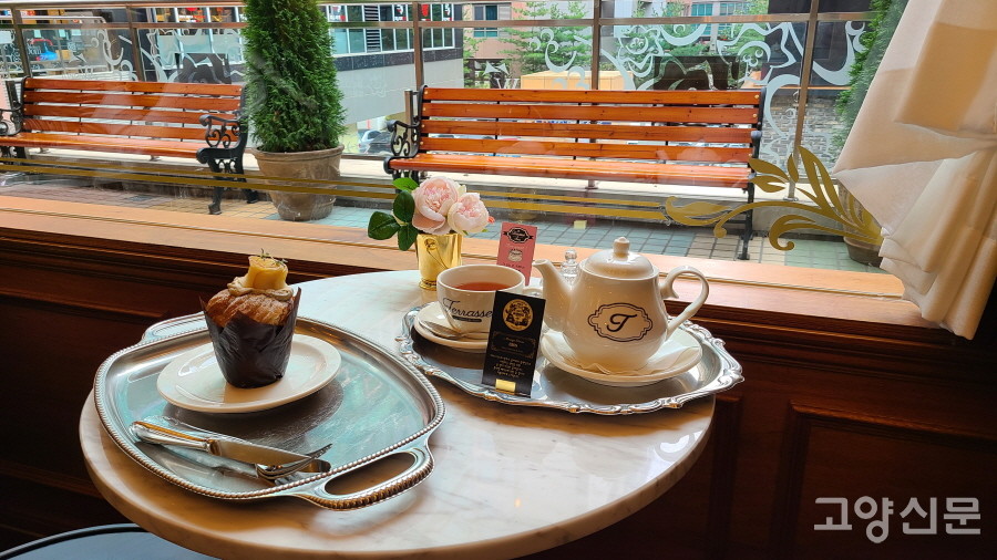 라테라스의 대표 메뉴인 홍차와 로열크라운 애플. 페이스트리 마다 다른 맛의 속재료가 들어가 다양한 맛을 경험해 볼 수 있다.