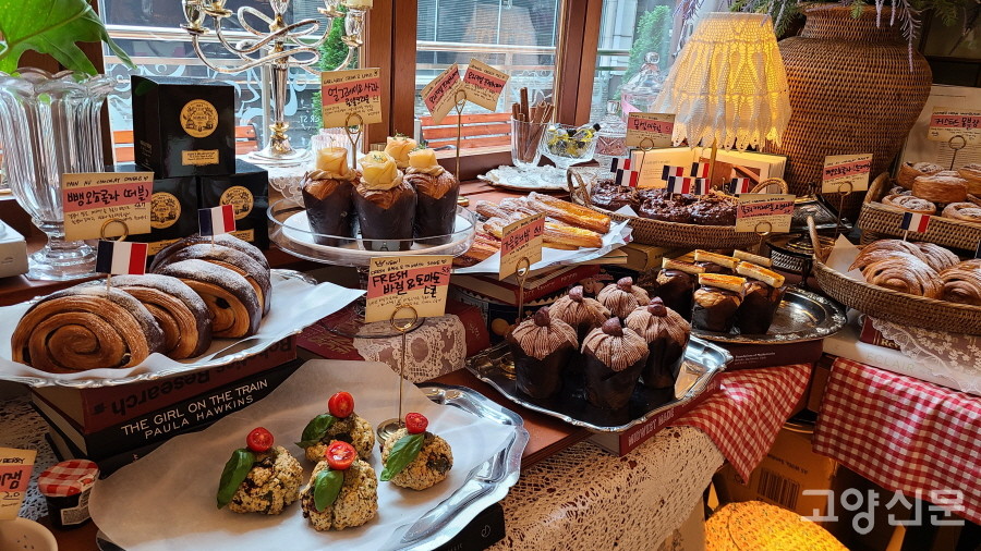 매일 아침 매장에서 직접 구워지는 베이커리 메뉴는 다양한 페이스트리와 스콘, 뱅오쇼콜라,크로와상 등 프랑스의 대표 빵을 만날 수 있다.