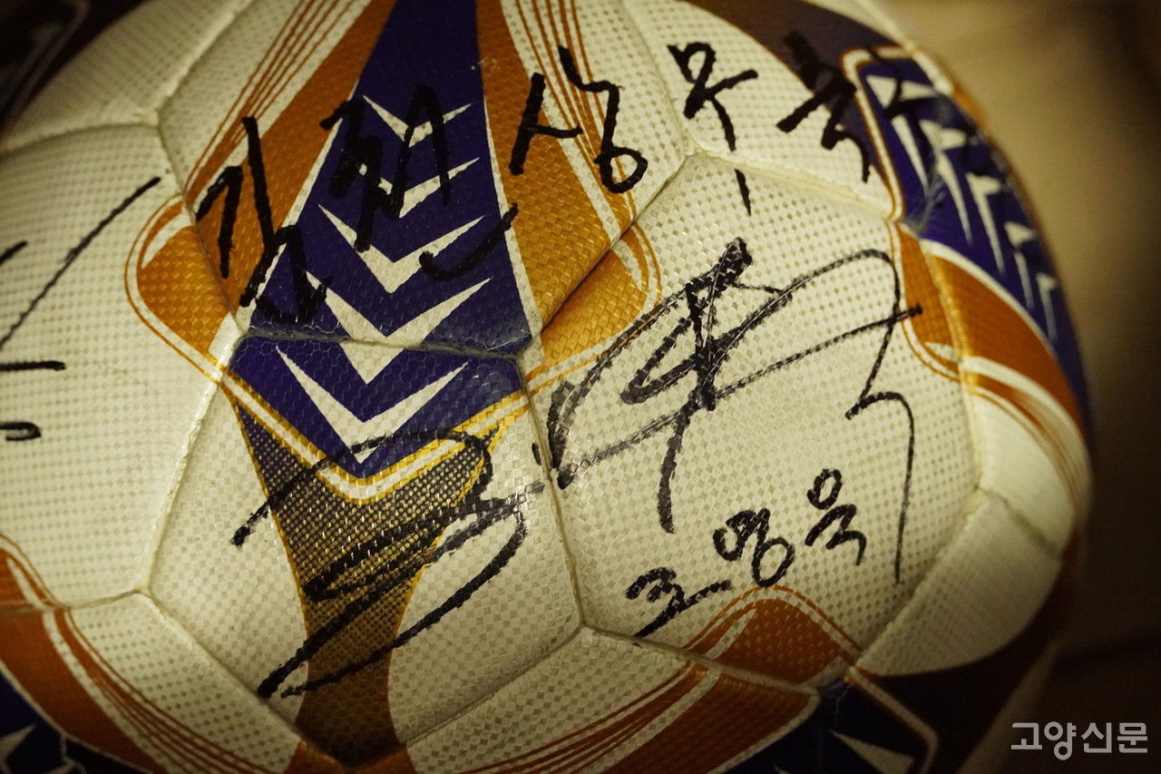 켈미의 유니폼 후원을 받는 김천상무의 조영욱 사인. 