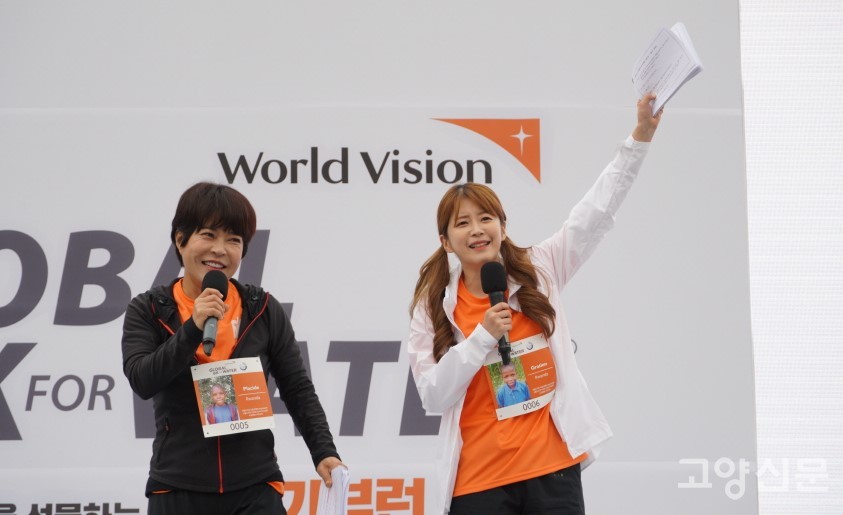 개회식 사회를 맡은 인기 방송인 조혜련, 김승혜씨.