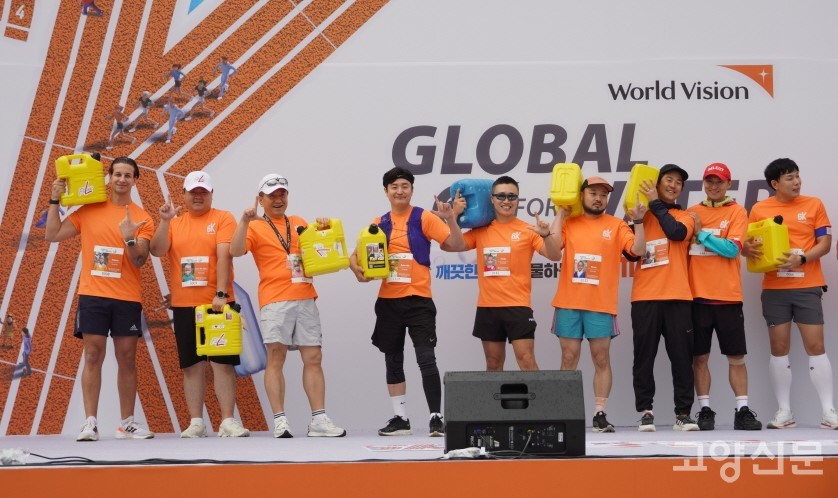 제리캔(아프리카 아이들의 물통)을 들고 뛰는 러너들.