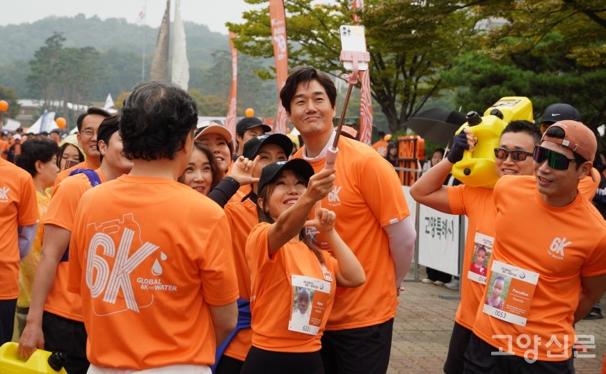 출발을 앞두고 팬들의 사진촬영에 응하는 유지태 월드비전 홍보대사. 