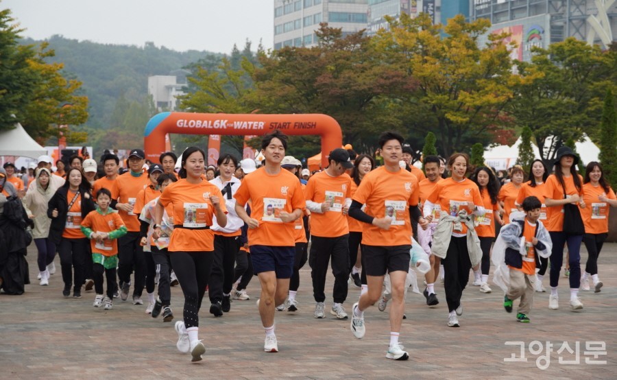 힘차게 출발점을 박차고 나가는 2023 글로벌 6K 캠페인 참가자들.
