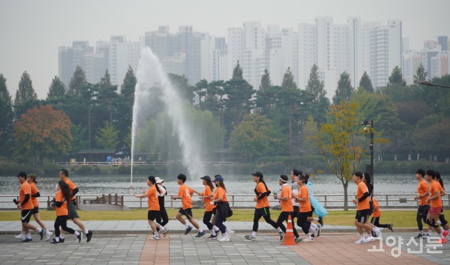 가을 호수공원을 힘차게 달리는 참가자들.
