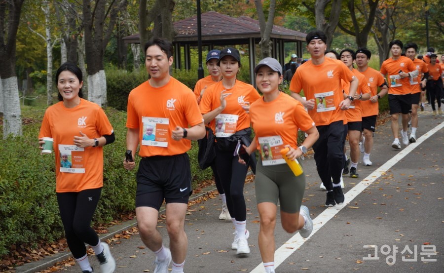보폭을 맞춰 질서정연하게 질주하는 마라톤 동호인들.