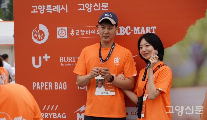 완주 메달을 들고 인증샷을 찍는 참가자들.