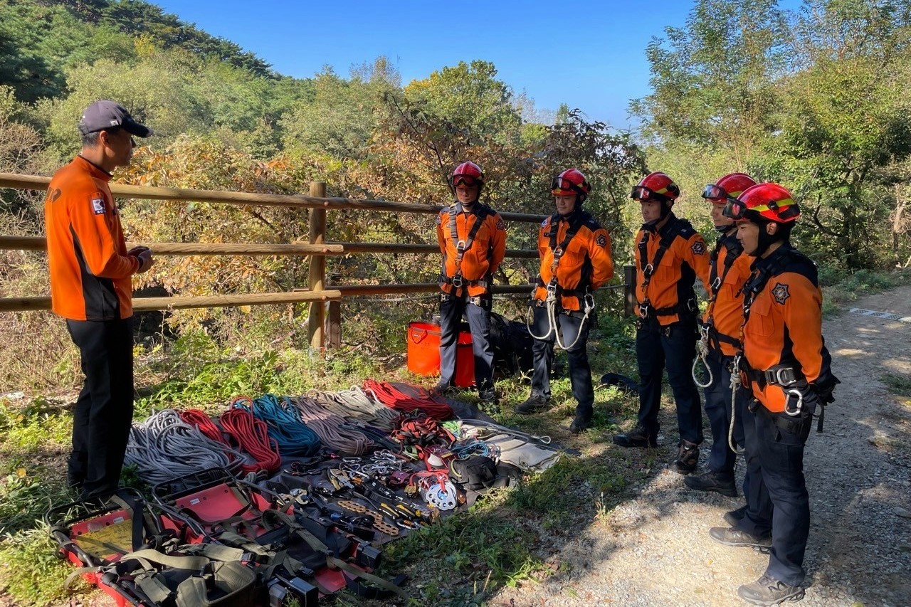 산악훈련 중인 일산소방대원들. [사진제공=일산소방서]