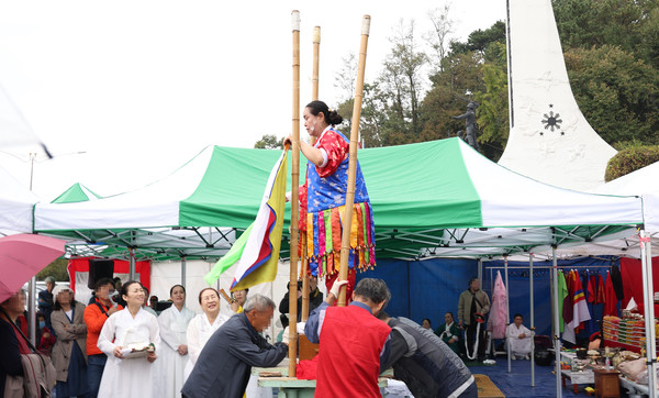 지정자 주만신이 위령굿에서 작두를 타고 있다.