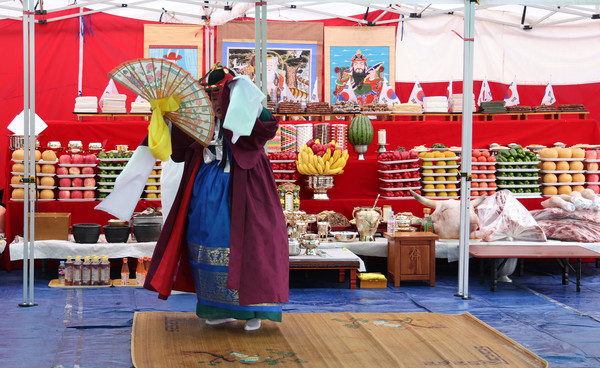 김용희 만신이 위령굿을 하고 있다.