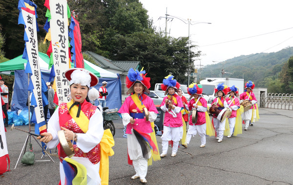 고양풍물두레패가 최영 장군 위령굿에 함께 했다.