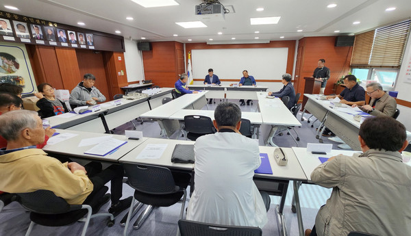 고봉동 주민자치회가 10월 정례회의를 개최하고  신규·연임위원에 대해 위촉장을 수여했다.