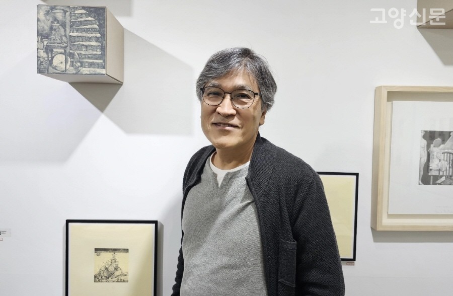 화가이자 연주가이기도 한 김재진 시인은 정발산동에 거주하는 고양의 작가다.