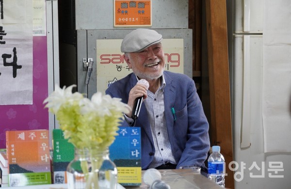 강연 중간중간 어린아이와 같은 순진무구한 웃음을 보여 준 현기영 작가.