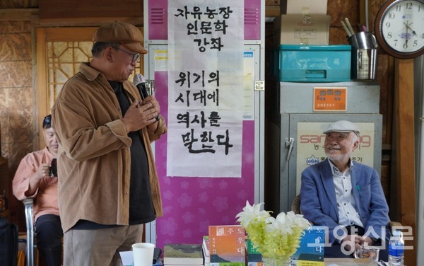 김경윤 작가(왼쪽)가 이날 행사 사회를 맡았다. 