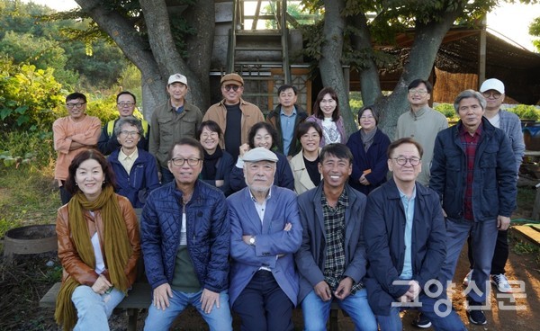 자유농장 느티나무 그늘 아래에서 현기영 작가와 함께 사진을 찍은 참가자들. 