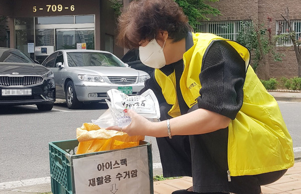 지역 아파트 내에 설치된 아이스팩 수거함에서 박현숙 어르신이 아이스팩을 수거하고 있다.