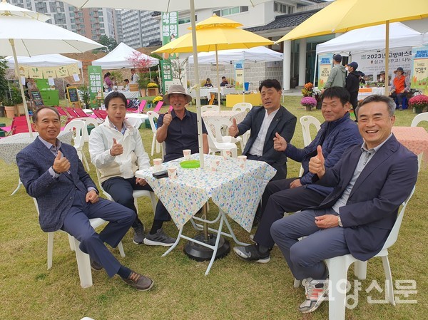 행사에 참여한 꽃박람회 김운영 대표이사(맨오른쪽)와 직원들