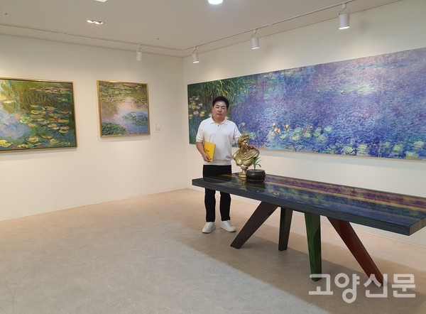 2층 첫 번째 전시장, 500호가 넘는 모네의 수련