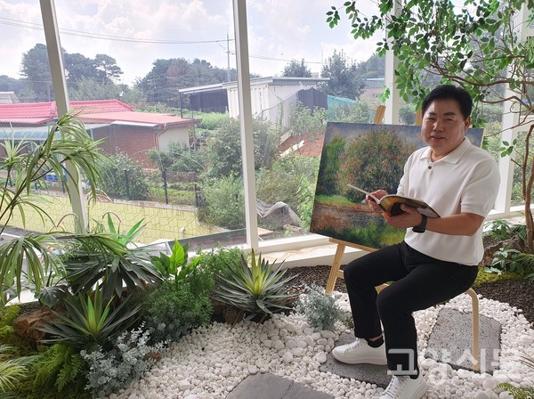 테라스에서는 이젤을 이용해 그림을 전시하고 있다.