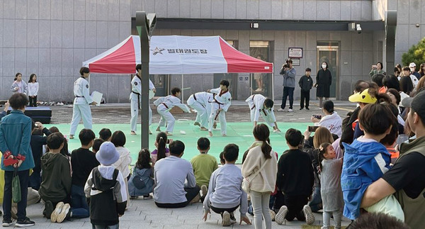 효자동 주민자치회가 지축근린공원에서 '효자동 인문학 콘서트 시즌 2’를 성공적으로 개최했다. 