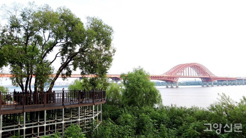 행주산성 아래 덕양산 수변산책로에서 바라본 방화대교 모습.