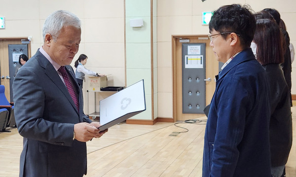 김재수 이사장이 장학생들에게 장학증서를 전달하고 있다.