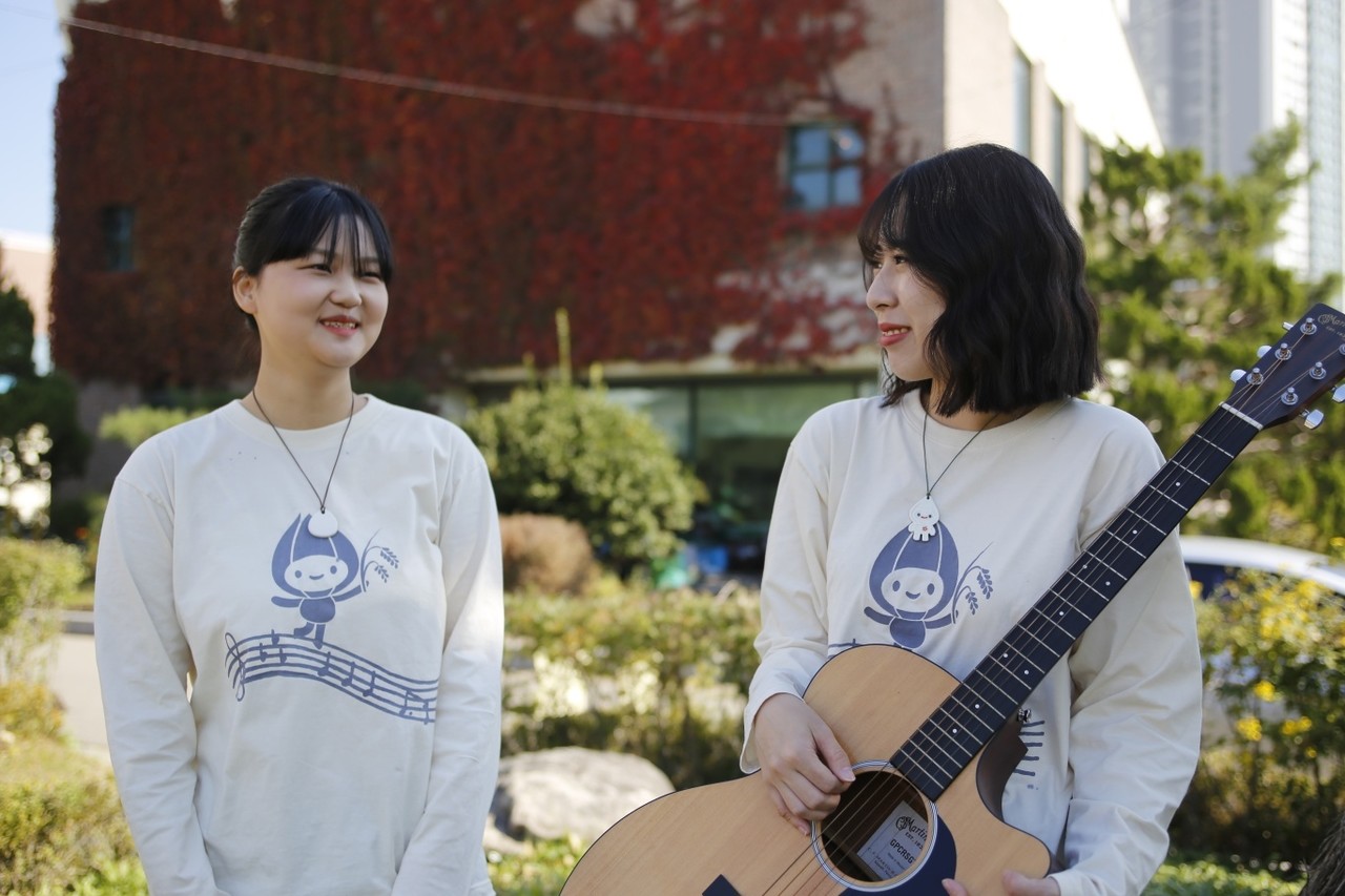 이달 28~29일 능곡역 광장에서 열리는 ‘능곡포크 페스티벌’에서 공연할 고윤솔(왼쪽)과 2016년 가와지볍씨 청소년 홍보대사 김효지.