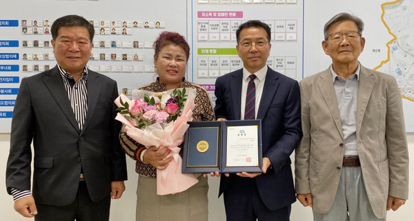 삼송1동이 '노인의 날’에 노인복지에 기여한 공로로 손연숙 씨에게 경기도지사 표창장을 수여했다.