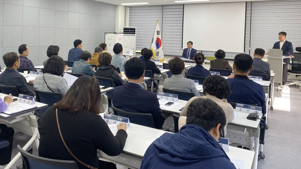 원신동 주민자치회가 주민자치센터 회의실에서 주민자치회 위원 위촉식과 정례 회의를 하고 있다.