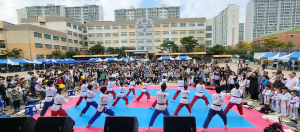 송포동 주민자치회가 대송중학교 운동장에서 ‘제8회 송포동 와글와글 마을축제’를 열었다.