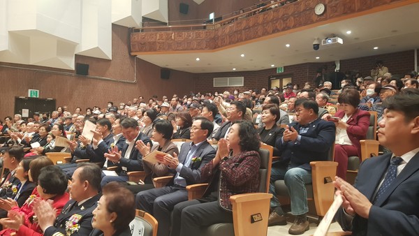   노인의날 기념식에는 500여 명이 참석해 성황을 이뤘다.
