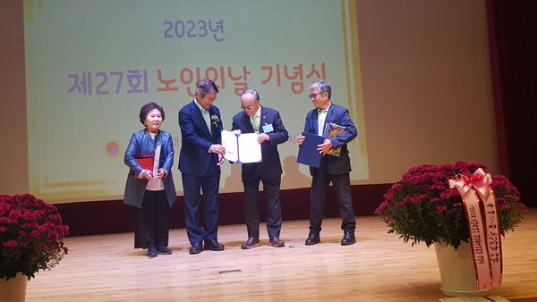 이동환 고양시장(왼쪽 두 번째)이 표창장을 수여하고 기념촬영을 했다.