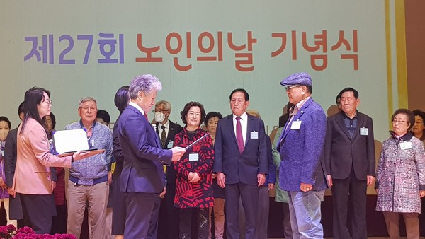  장도영 지회장이 노인복지와 지역사회 발전에 헌신한 어르신드에게 표창장을 전하고 있다.