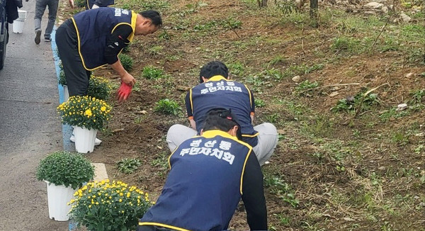 관산동 주민자치회가 관산동 내 태극기 공원과 필리핀군 참전 기념비 일원의 환경 정비를 했다. 
