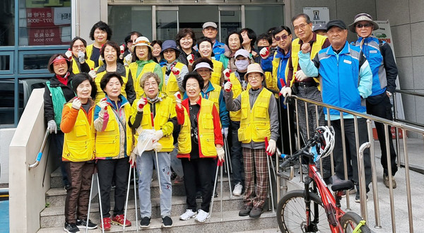 일산1동 주민자치회가 지역 내 직능단체들과 함께 10월 가을맞이 클린데이를 진행했다. 