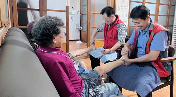 주교동이 어르신들의 건강증진을 돕고자 발마사지 사업을 운영했다.