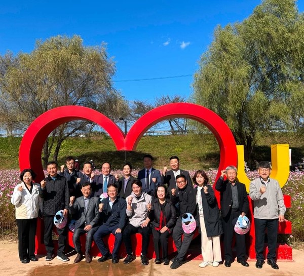   개회식 후 기념촬영을 하고 있는 내빈들.