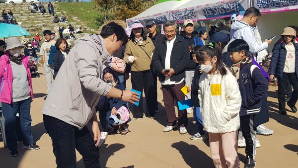 한준호 국회의원이 어린이와 딱지치기 프로그램을 함께하고 있다.