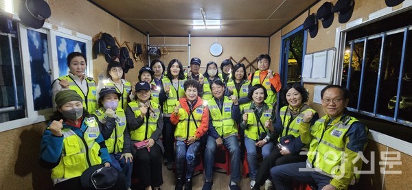 행신2동 자율방범대원들이 초소에서 단체사진 촬영