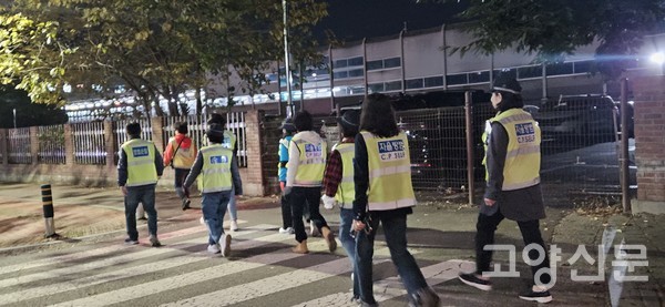 행신역 주변을 방범하고 있는 행신2동자율방범대