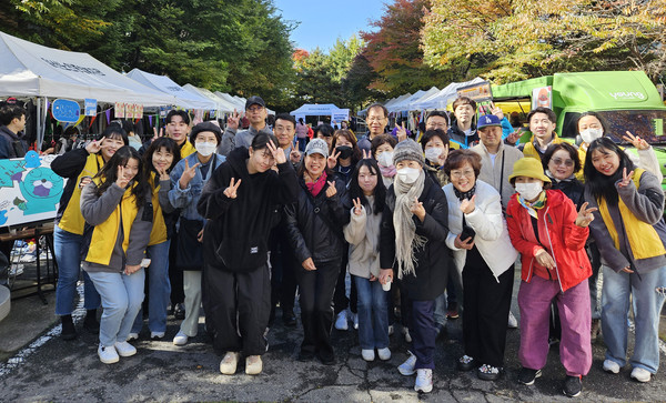 마을장터 판매자와 일산노인종합복지관 직원들이 장터를 응원하며 한자리에 함께했다.